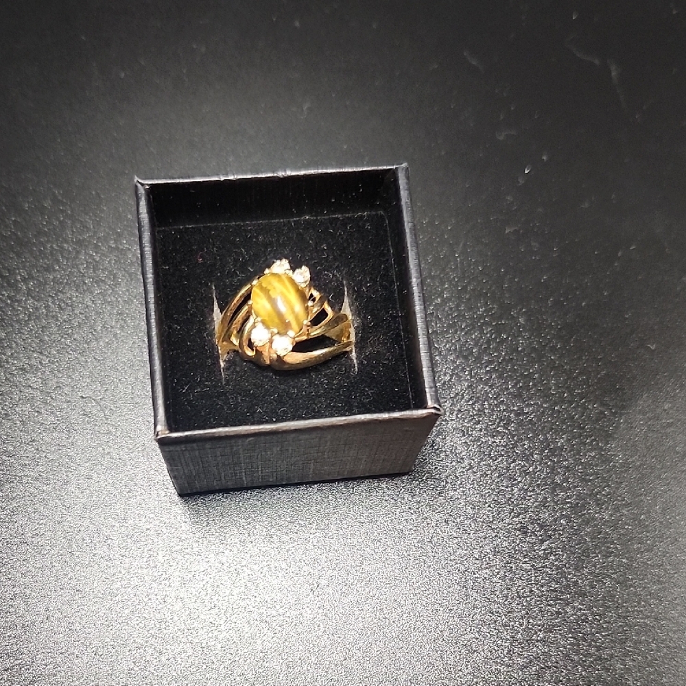 Elegant Gold Ring with Gemstone Accents size 9